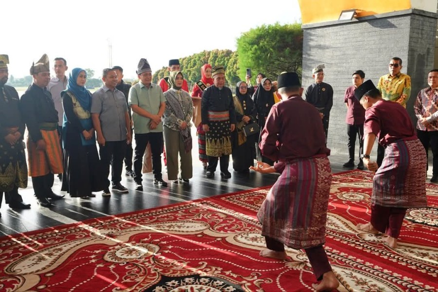Gubri Abdul Wahid Sambut Kajati Riau yang Baru di Bandara SSK II