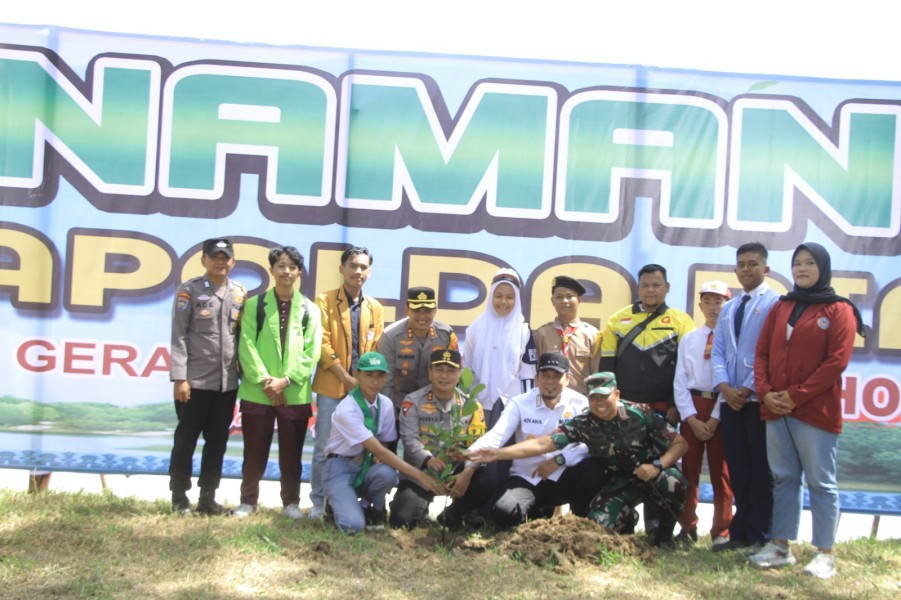 Menjelang Hari Pohon, Kapolda Riau Bersama Forkopimda Inhu dan Berbagai Elemen Hijaukan Tepian Indragiri