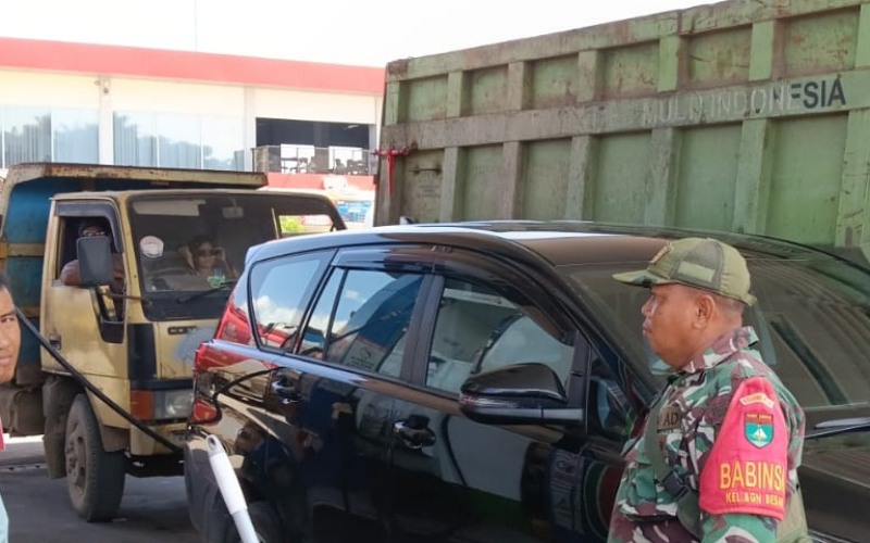 Koramil 02/BK Pastikan Antrean SPBU Tetap Tertib dan Kondusif