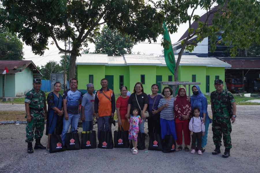 Tim Mabes TNI dan Poskes Kodim 0320/Dumai Peduli Kesehatan Warga Terdampak Karhutla