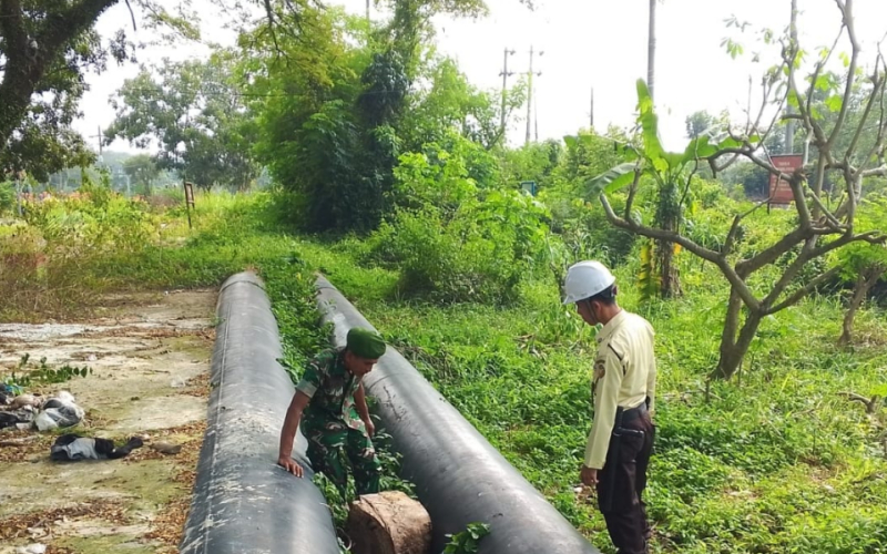 Perkuat Keamanan Aset Vital Migas, Babinsa Koramil 01/Dumai Bersama Security PHR Cek Jalur Pipa