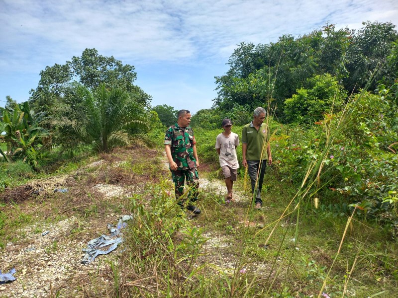 Serka Afrisal Patroli Karhutla, Pastikan Wilayah Koramil 04/Perawang Aman dari Titik Api