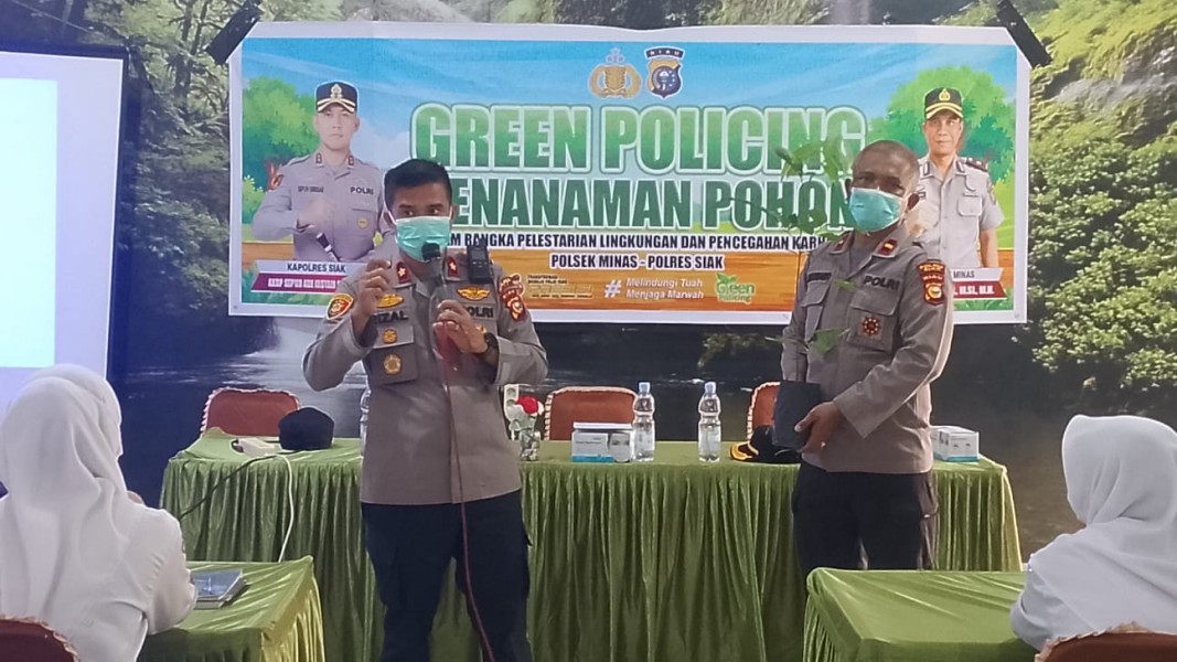 Police Goes to School di SMAN 1 Minas, Kapolsek Kompol Syahrizal Tanam Pohon dan Ajak Pelajar Jadi Pelopor Green Policing