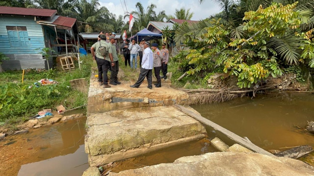 Dampingi Karo Ops Polda Riau, Kapolres Inhu Tinjau Rencana Pembangunan Jembatan Penghubung Oleh Polri
