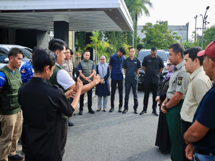 Bupati Kampar Antar Langsung Bantuan Kemanusiaan untuk Korban Bencana di Kabupaten Solok