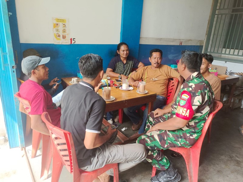 Pengawasan SDM di Sungai Simbar, Babinsa Koramil 06/Kateman Ajak Jaga Kekompakan