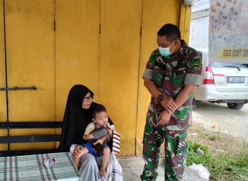 Peltu Ramli Nasution Babinsa Koramil 04/Perawang Laksanakan Pengecekan Anak Stunting di Kampung Perawang Barat