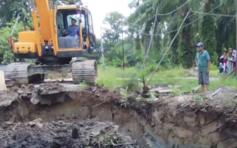 Meski Terkendala Pasang Surut Air, Pembangunan Jembatan Armco di Sungai Sembilan Tetap Berjalan