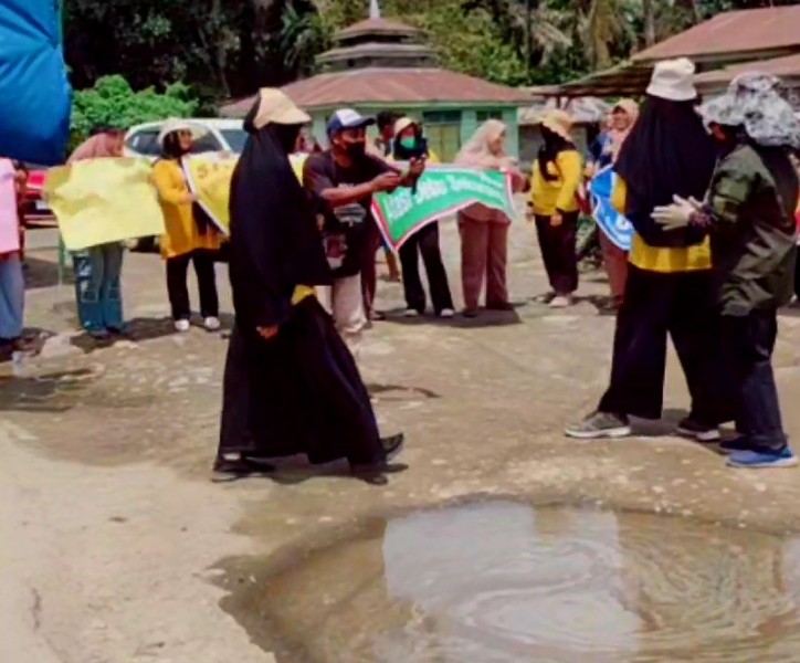 Jalan Rusak Parah, Ratusan Emak-emak di Rohil Blokade Jalan Lintas Berkat Manggala