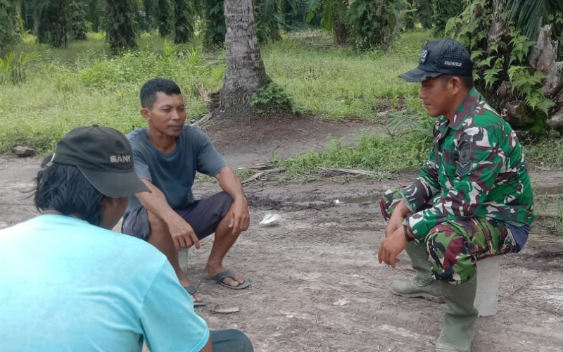 Perkuat Kemanunggalan TNI-Rakyat, Babinsa Koramil 03/Sungai Sembilan Gelar Komsos di Lubuk Gaung