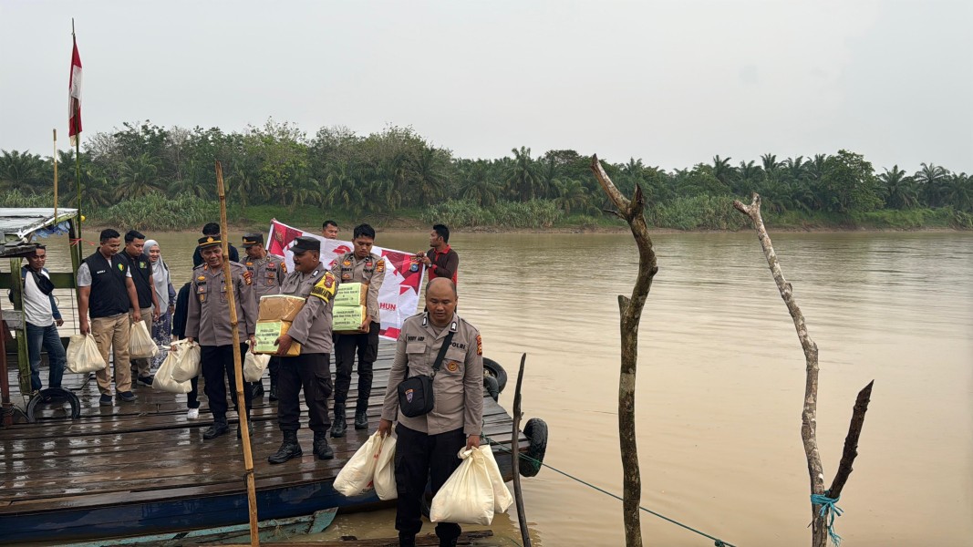 Program Jalur, Polres Inhu Berikan Pelayanan dan Bantuan ke Warga Bantaran Sungai Indragiri