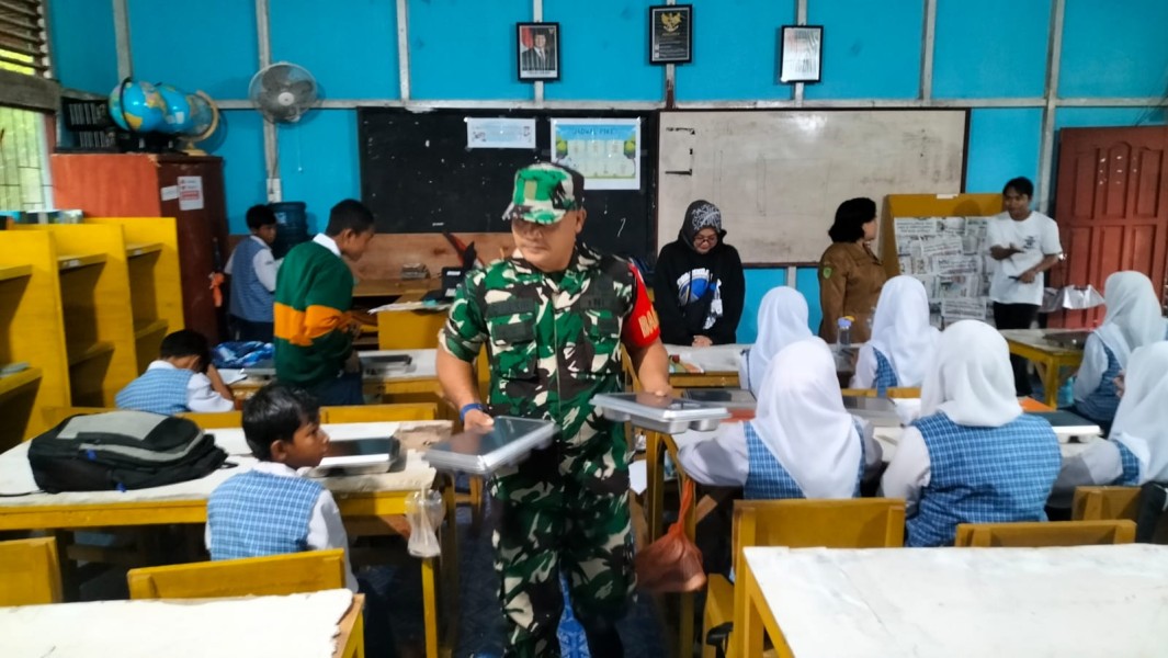 Dukung Program Gizi, Babinsa Koramil 06/Kateman Dampingi Kegiatan MBG di Sekolah