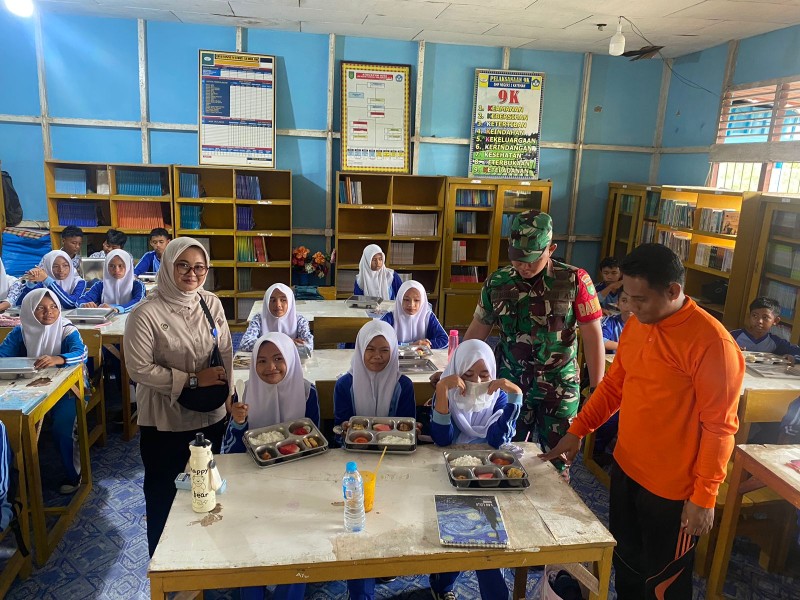 Dukung Generasi Sehat, Babinsa Koramil 06/Kateman Berikan Pendampingan Program MBG