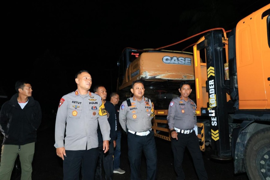 Polda Riau Kirim Tiga Alat Berat ke Agam, Percepat Pemulihan Pascabanjir