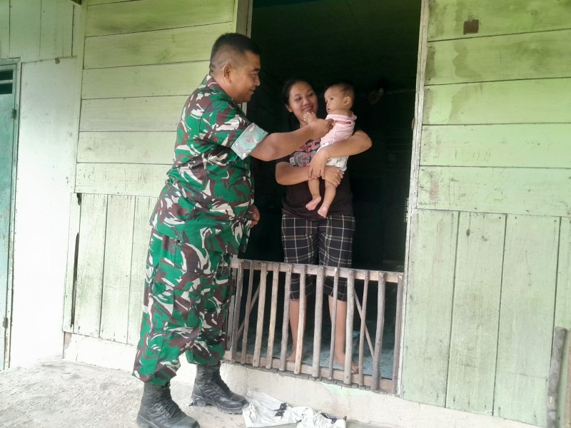 Sertu Venus Luberto Lakukan Pengecekan Anak Stunting di Perawang Barat