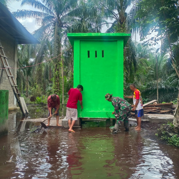 TMMD ke-123, Personel Kodim 0314/Inhil Laksanakan Pengecatan MCK