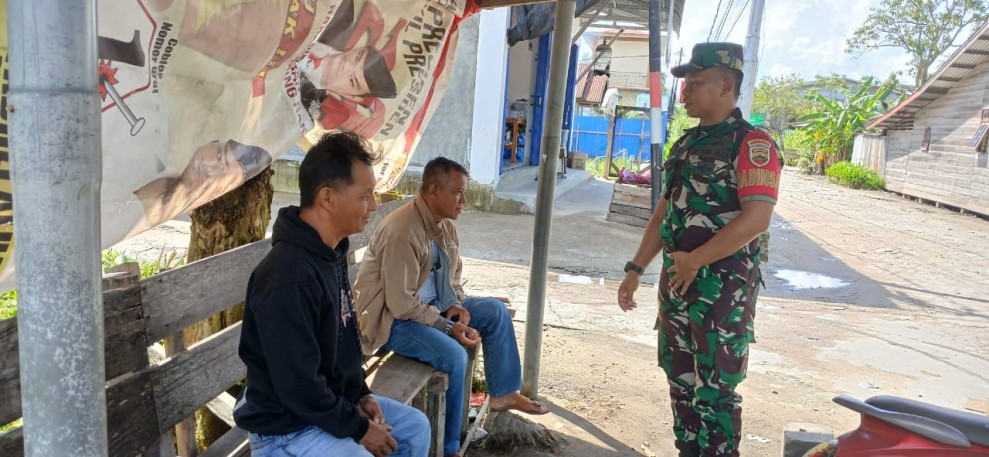 Komsos di Wilayah Binaan, Babinsa Koramil 06/Kateman Ajak Jaga Keamanan dan Ketertiban Lingkungan