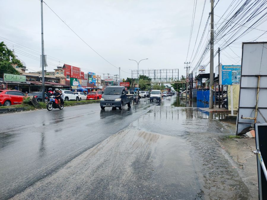 Hujan Lebat Redam Pemukiman dan Jalan di Pekanbaru