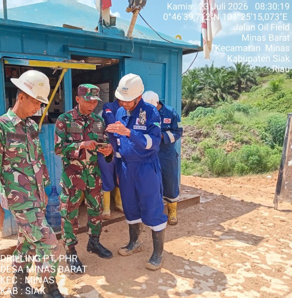 Serma Sri Wahyudi dan Serda Haris Patroli Pengamanan Area Drilling Migas di Minas, Pastikan Situasi Aman