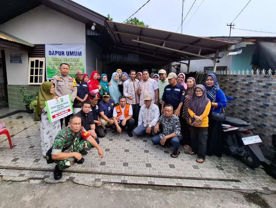 Empati Gubernur Abdul Wahid Terhadap Korban Kebakaran, Pilih Jongkok Saat Foto Bersama