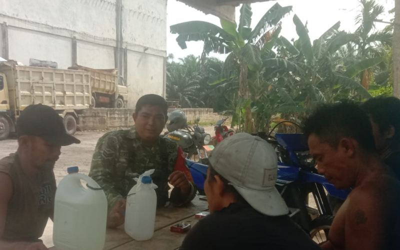 Sertu Cerzakatno Ajak Masyarakat Bersama Cegah Kebakaran Lahan di Dumai