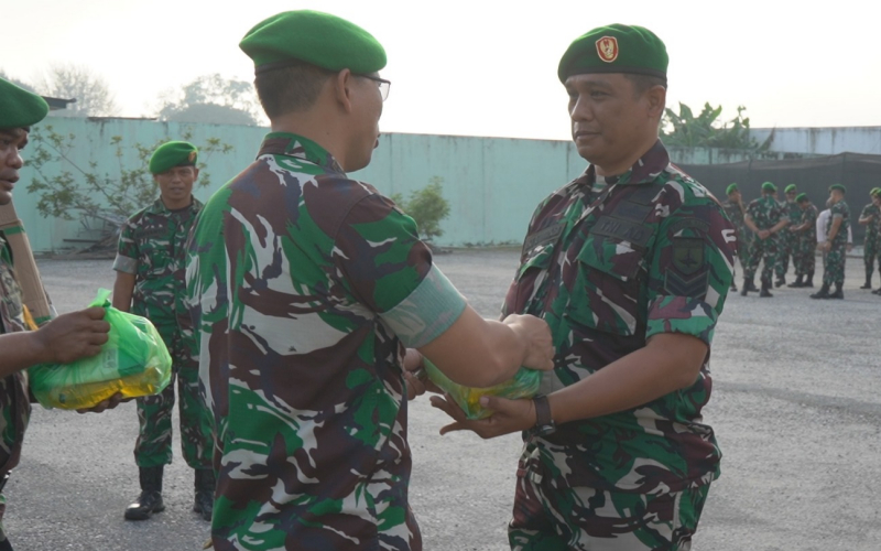 Perkuat Moril Prajurit, Dandim 0320 Dumai Bagikan Bingkisan Akhir Tahun