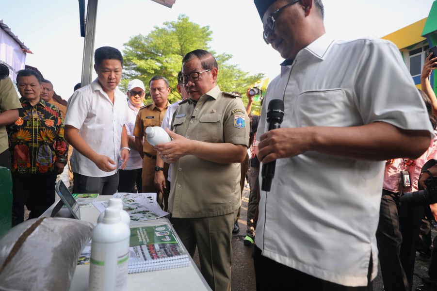 Pramono Tinjau Teknologi Pengolahan Sampah Dua Jam di Pasar Kramat Jati