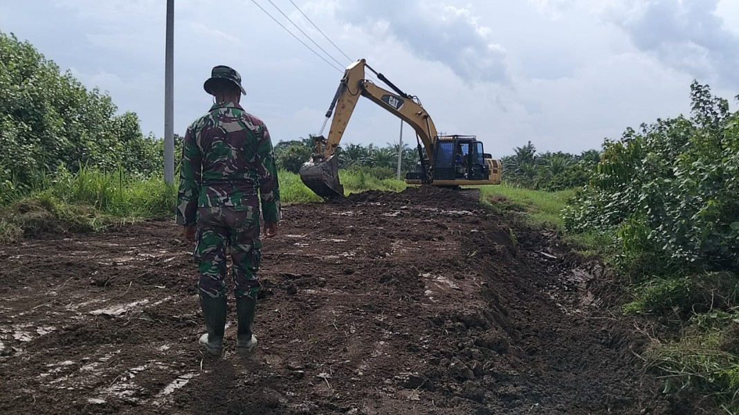 Satgas TMMD ke-129 Kodim 0313/KPR Timbun Jalan Berlubang 230 Meter di Pangkalan Terap