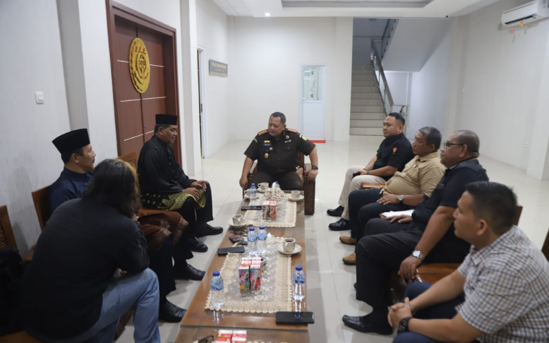 Sengketa Tanah Bersertifikat, Ketua LAMR Dumai Datuk Seri Zamhur Datangi Kajari