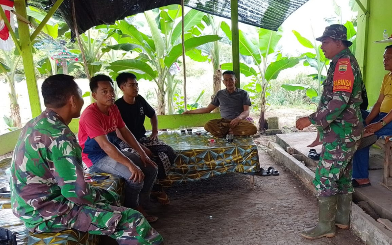 Patroli Babinsa di Medang Kampai: Sosialisasi Bahaya Membakar Lahan