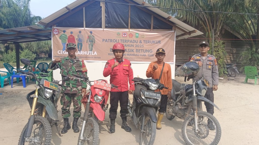 Babinsa Sertu Joko Purnomo Pimpin Patroli Karhutla di Sungai Mandau