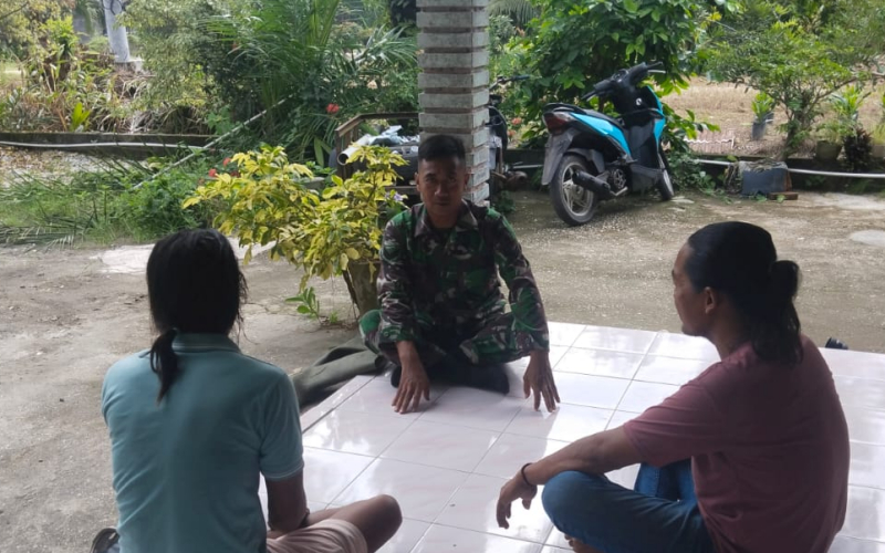 Babinsa Lubuk Gaung Ajak Warga Jaga Keamanan dan Pererat Silaturahmi Melalui Komsos