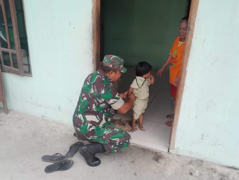 Babinsa Sertu Venus Luberto Lakukan Pengecekan Anak Stunting di Perawang Barat