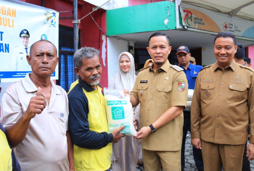 Mampu Atasi Sampah 80 Persen, Wako Pekanbaru Serahkan Bantuan ke 2.200 Petugas Kebersihan
