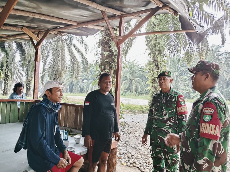 Babinsa Sertu Sugiarto Ajak Warga Rantau Bertuah Peduli Kebersihan dan Kesehatan