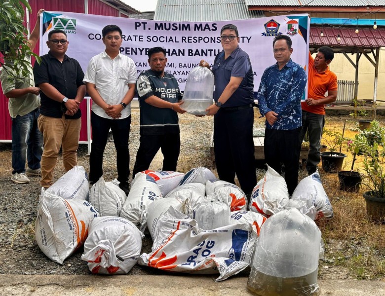 PT Musim Mas Tebar 3.000 Bibit Ikan untuk Nelayan Pangkalan Lesung