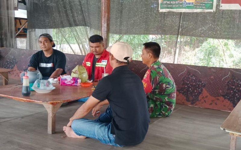 Pererat Hubungan dengan Warga, Babinsa Sungai Geniot Gelar Komsos di Jalan Lintas Sungai Sembilan