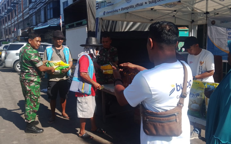 Pastikan Tepat Sasaran, TNI Dampingi Distribusi Beras BULOG di Dumai Kota