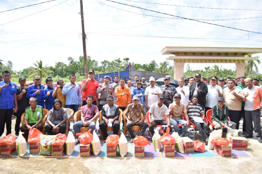 Pemkab Rohil Peduli Nelayan, Salurkan 200 Paket Sembako