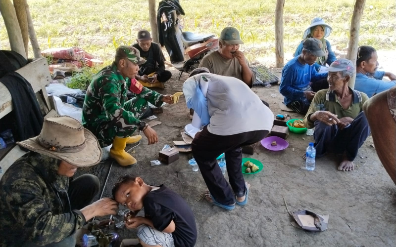 Jalin Kedekatan dengan Masyarakat, Babinsa Tanjung Penyembal Gelar Komsos