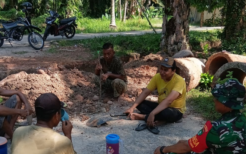 Babinsa Koramil 02 Gencarkan Patroli dan Sosialisasi Cegah Karhutla di Kelurahan Guntung
