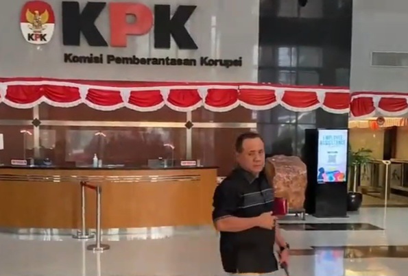 Usai Diperiksa KPK, Ketua DPRD Kuansing Juprizal Irit Bicara soal Uang SGD dan Amplop untuk Menhut