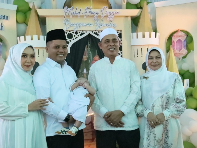Dekat dengan Warga, Bupati Inhil Serahkan KIA saat Hadiri Aqiqah di Tembilahan
