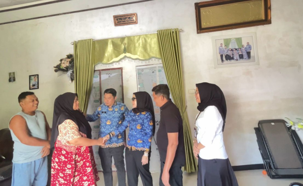 Berdamai, Nakes Puskesmas Bangkinang Kota Sambangi Rumah Orang Tua Defri Juliant