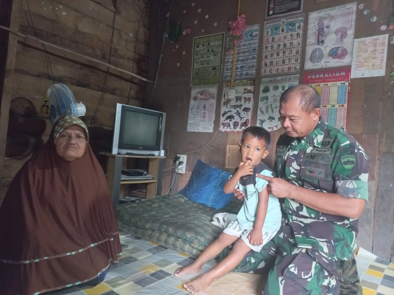 Babinsa Koramil 04/Perawang Lakukan Pengecekan Anak Stunting di Kampung Tualang