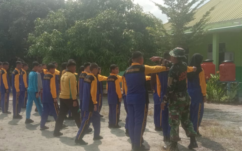 Babinsa Koramil 02/Bukit Kapur Latih PBB Siswa Baru SMKN 6 Dumai, Tanamkan Disiplin Sejak MPLS
