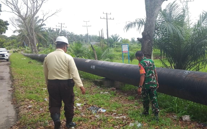 Pastikan Aset Negara Aman, Babinsa dan PHR Laksanakan Patroli Pipa Minyak di Dumai