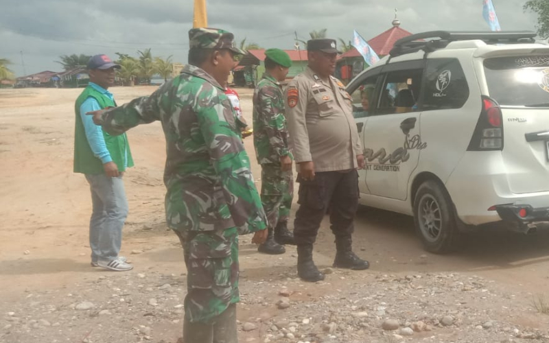 Libur Akhir Tahun, Babinsa Teluk Makmur Jaga Keamanan Pengunjung Pantai Koneng