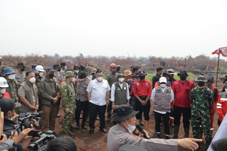 Dari Helikopter ke Lokasi Karhutla, Menteri Kehutanan Cek Lahan Terbakar di Ukui Pelalawan