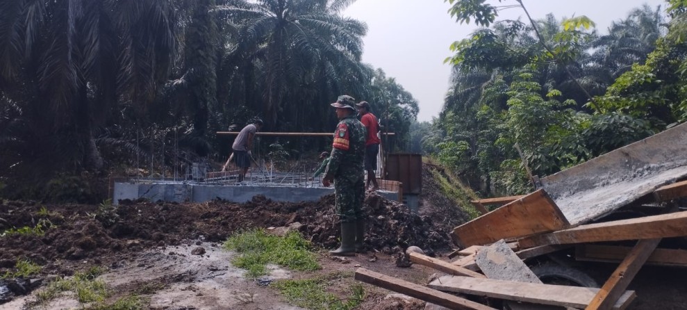 Kodim 0320/Dumai Kawal Pembangunan Jembatan Beton Tahap VII di Lubuk Gaung